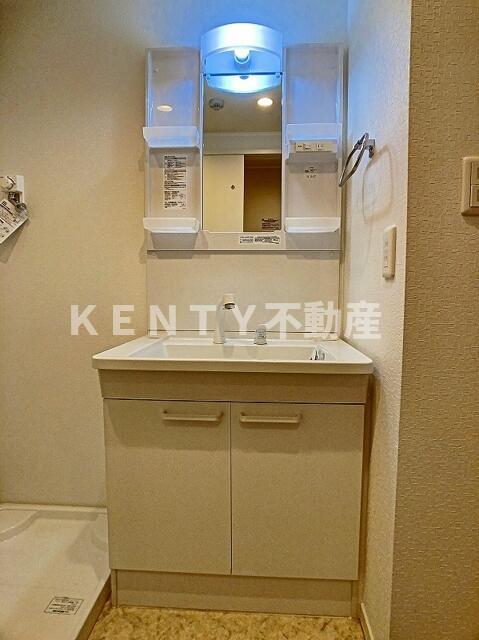 洗面設備　明るい洗面所です