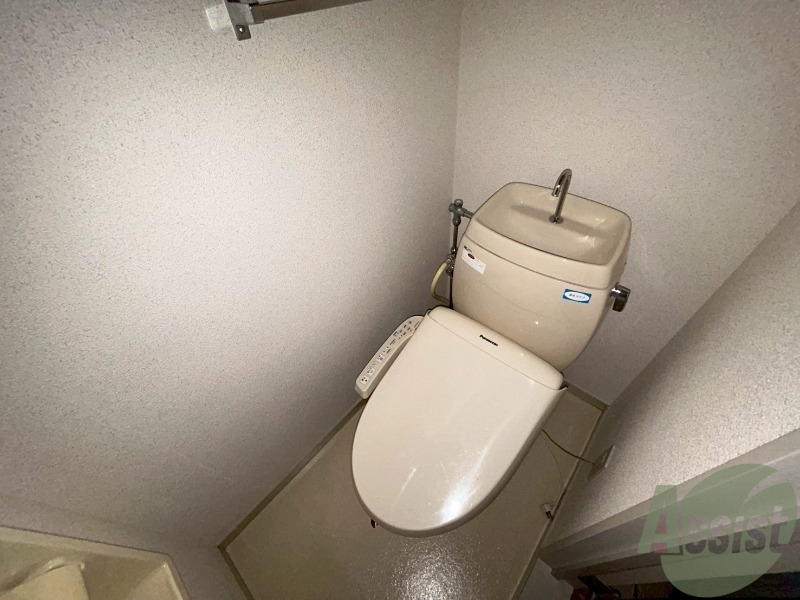 トイレ　トイレはこちらのウォシュレット付きになりますね。