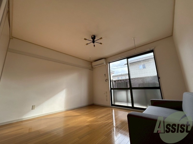 居室・リビング　大きめの窓から日差しがたっぷり入る明るいお部屋です。