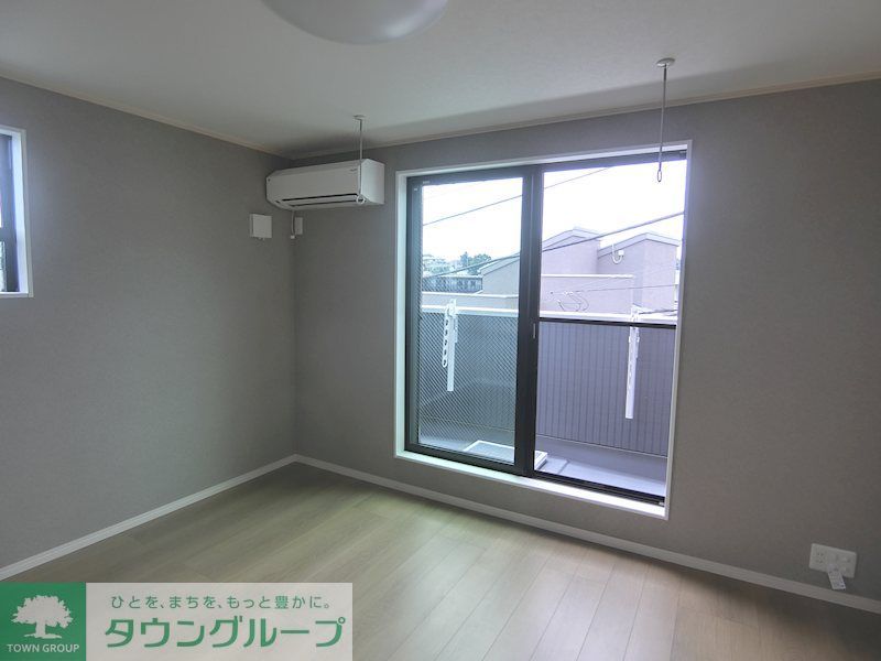 居室・リビング　スタイリッシュな床材・建具を使用しております♪（※1階はテ…