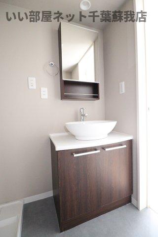 洗面設備　収納スペースがあるので、散らかりがちな洗面台もスッキリ！