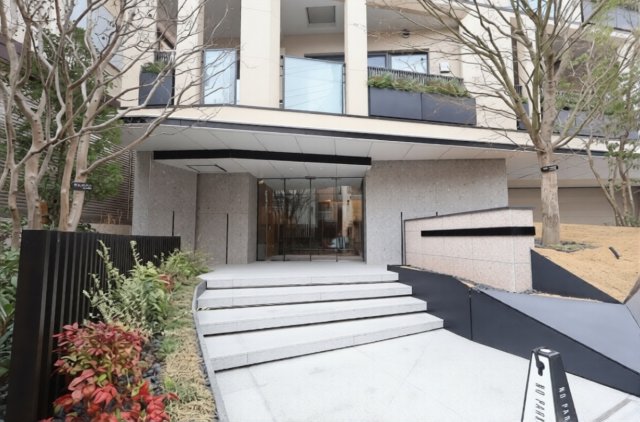 エントランス　落ち着いたエントランスです