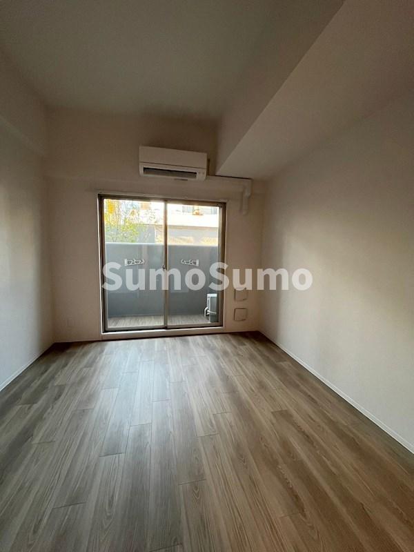 その他部屋・スペース　落ち着いた色調の寝室です