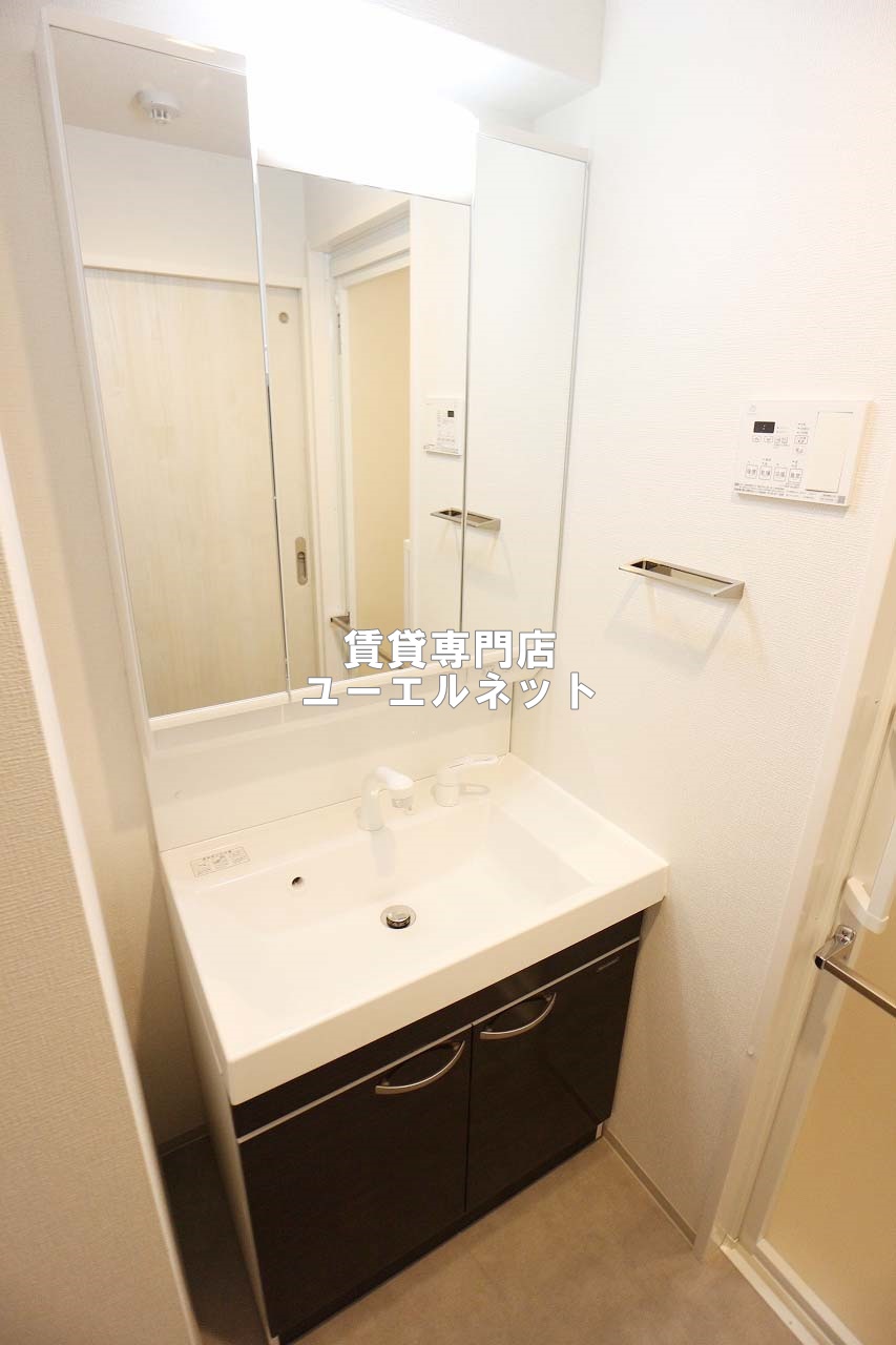 洗面設備　清潔感ある独立洗面台で毎日気持ちよく♪