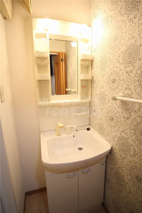 洗面設備　スペースが確保できる洗面所です