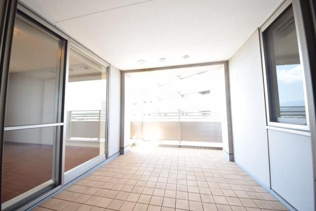 バルコニー　★雨の日に嬉しい屋根のついたバルコニーです★