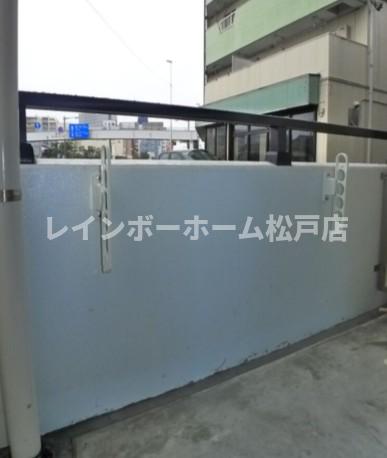 バルコニー　開放的で明るい空間を演出してくれるバルコニーです