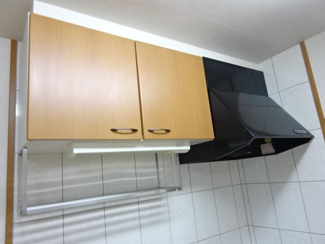 収納　キッチン吊戸棚