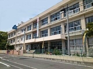 小学校　有功小学校様（小学校）まで300m