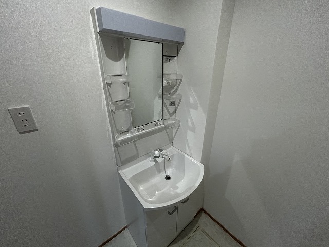 洗面設備　人気設備　シャンプードレッサーと室内洗濯機置場