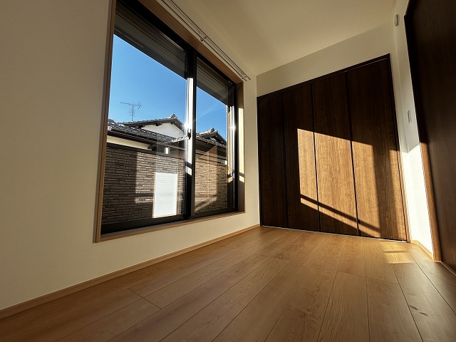 その他部屋・スペース　ベットルーム約3.5帖　　明るい室内空間