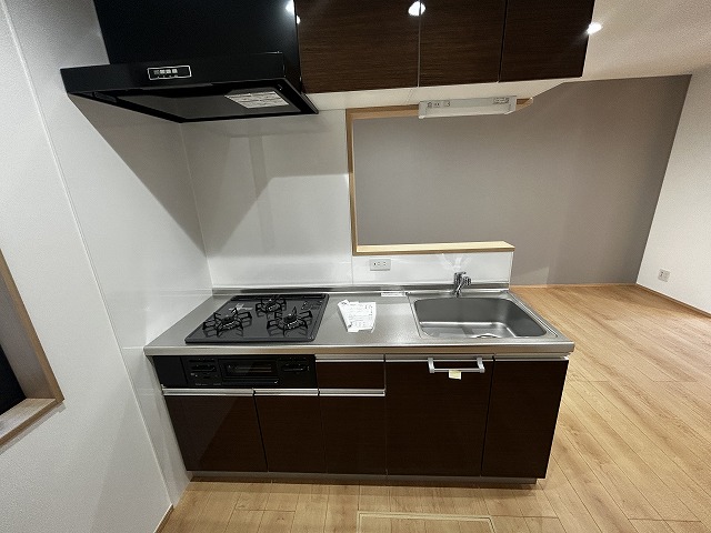 キッチン　対面式キッチン　　3口システムコンロ、グリル付