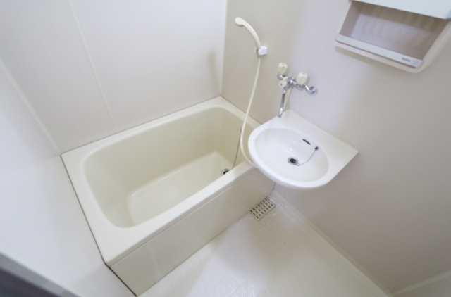 バス・シャワールーム　洗面台とミラーつき♪