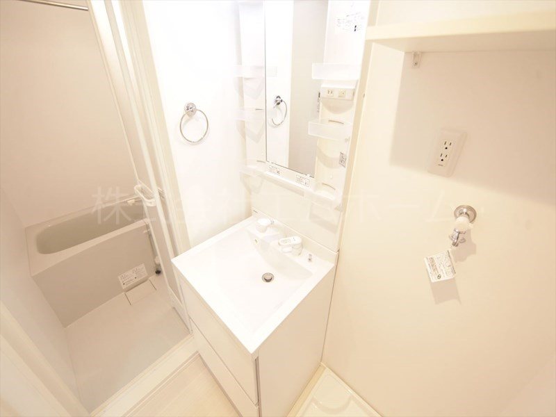 洗面設備　脱衣所　独立洗面台（シャンプードレッサー付）同型写真