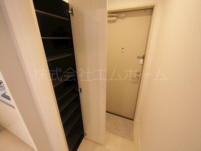 玄関　玄関シューズボックス　姿見鏡付き（収納充実してます）同型写真