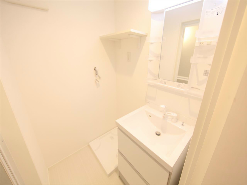 洗面設備　脱衣所　独立洗面台（シャンプードレッサー付）収納スペース有