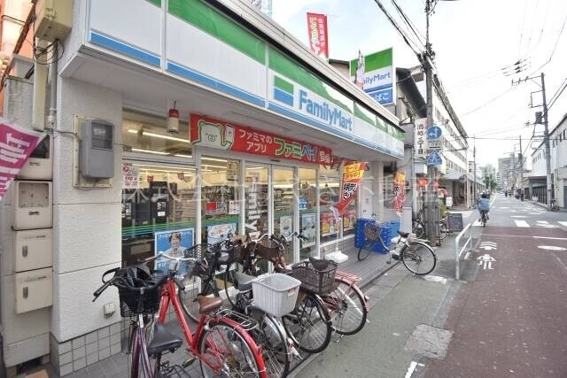 コンビニ　ファミリーマート志村三丁目駅前店（コンビニ）まで141m