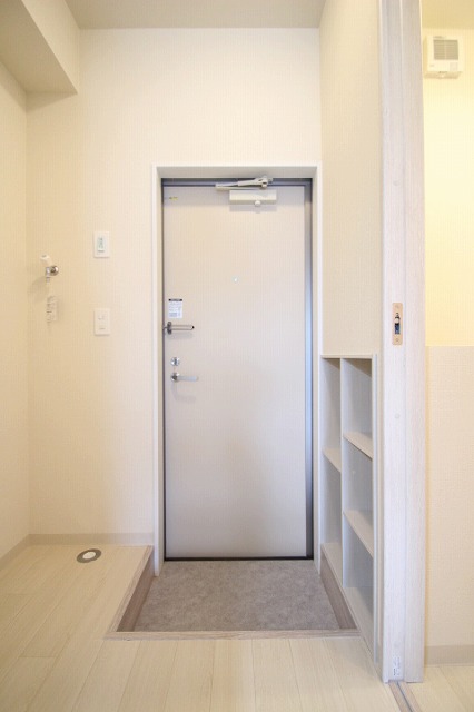 玄関　写真は別号室のものです。