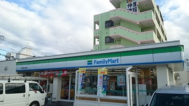 コンビニ　ファミリーマート西崎運動公園前（コンビニ）まで890m