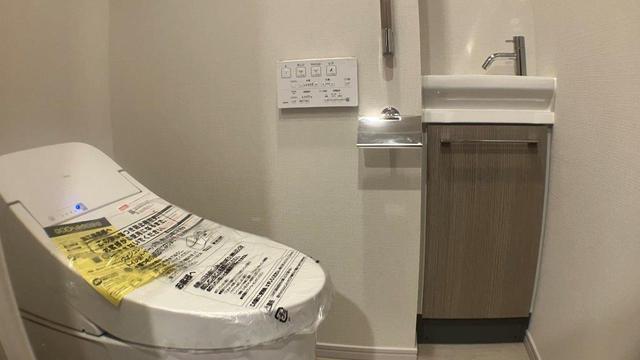 トイレ　温水洗浄暖房便座・手洗いカウンター付