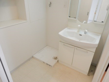 洗面設備　広い脱衣所に三面鏡付きシャンプードレッサー