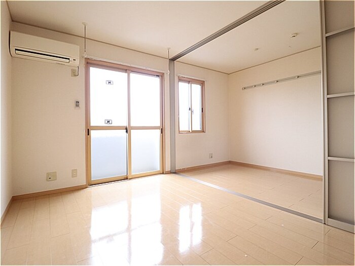 居室・リビング　こちらのリビングで趣味の時間をお楽しみください