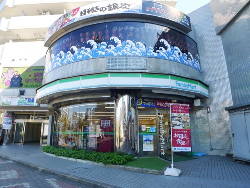 コンビニ　ファミリーマート 浮間舟渡駅前店（コンビニ）まで74m