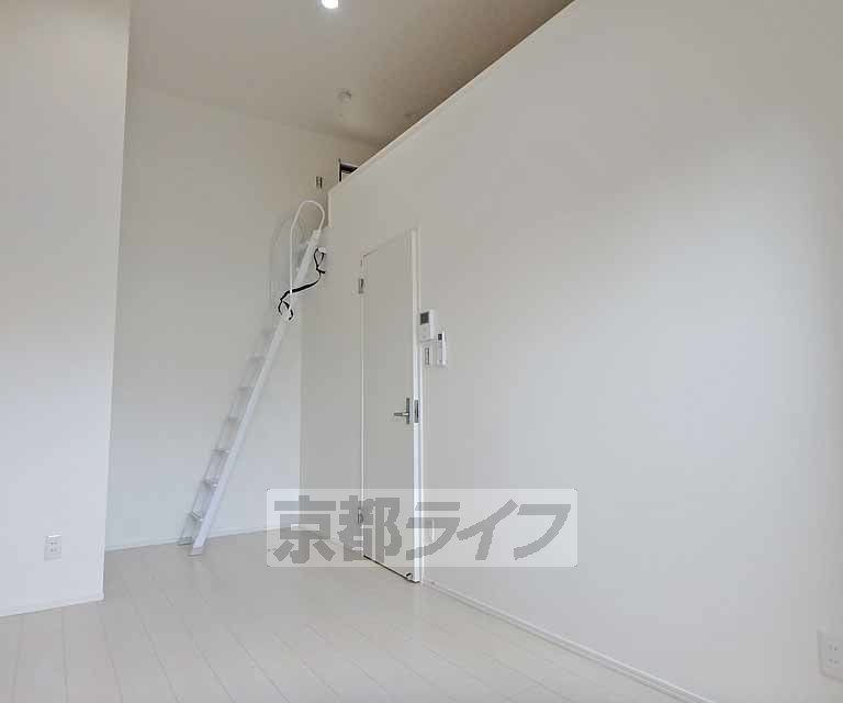 居室・リビング　白を基調にした清潔感のアル内装です