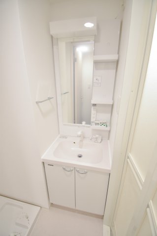 洗面設備　オシャレな独立洗面台ですね