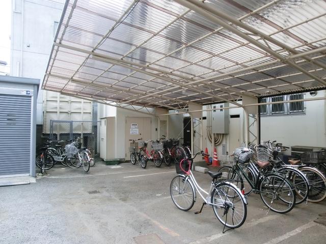 その他共有部分　敷地内屋根付き駐輪場あります。