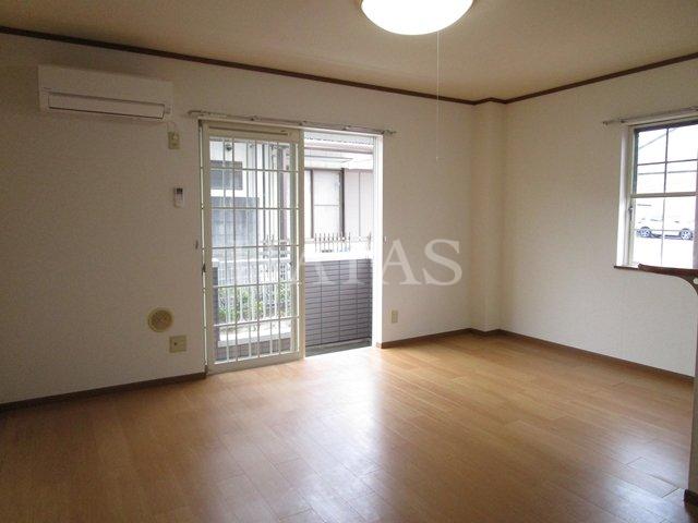 居室・リビング　同物件別部屋です。