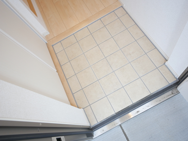 玄関　★タイル調のきれいな玄関です★