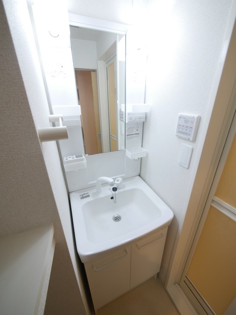 洗面設備　★独立洗髪洗面台があり、忙しい朝の準備にも心強いですね★