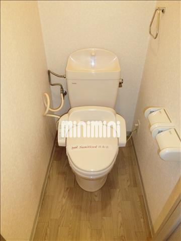 トイレ　快適な温水洗浄便座完備。