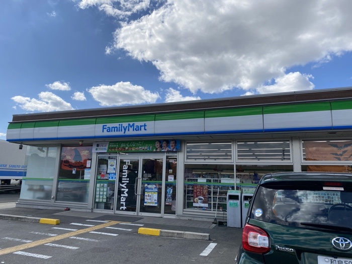 コンビニ　ファミリーマート三田町店（コンビニ）まで3000m