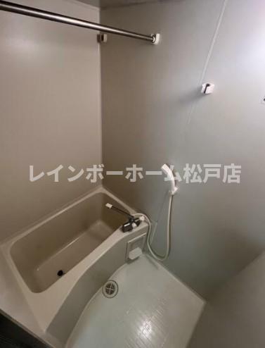 バス・シャワールーム　落ち着いた空間のお風呂です