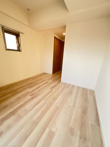 その他部屋・スペース　開放的な寝室です