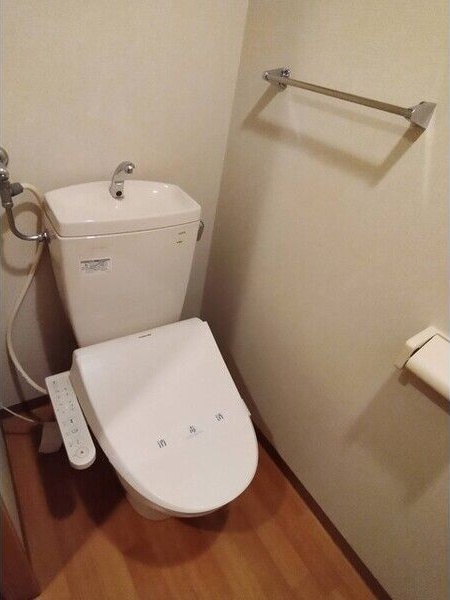 トイレ　嬉しいウォシュレット付きのトイレ！便座温かいですよ♪