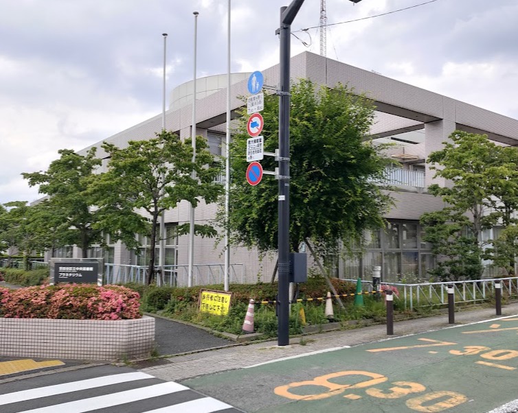 図書館　世田谷区立中央図書館（図書館）まで289m