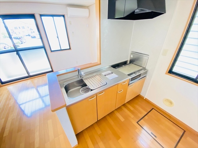 キッチン　同一建物内１０１号室内装写真転載