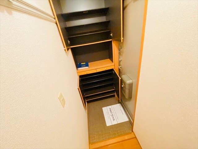 玄関　同一建物内１０１号室内装写真転載