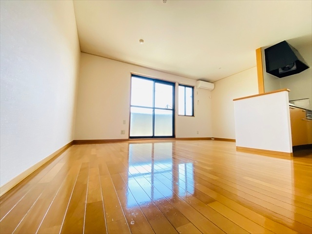居室・リビング　同一建物内１０１号室内装写真転載