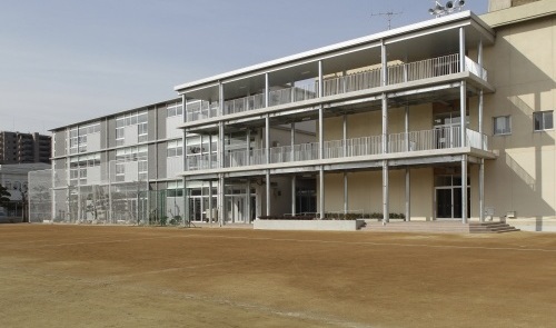 小学校　岡山市立西小学校（小学校）まで689m