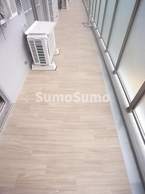 バルコニー　暖かな日差しのふりそそぐバルコニー