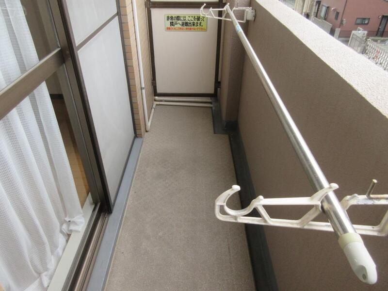 バルコニー　十分洗濯物を干していただけます。