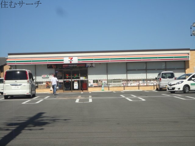 コンビニ　セブンイレブン四日市城山町店（コンビニ）まで695m