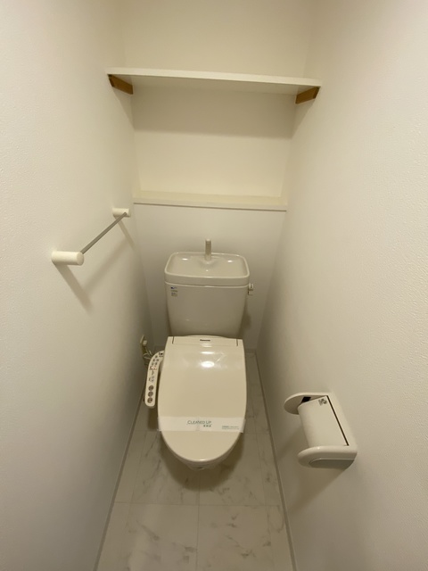 トイレ　上の棚が嬉しいです。