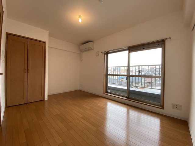 居室・リビング　横長のお部屋で使い勝手が良いです。