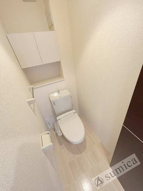 トイレ　人気アイテムの温水洗浄便座。清潔感のあるトイレです。