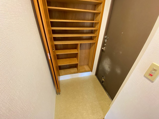 玄関　※別部屋参考写真